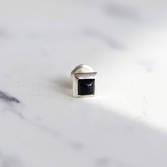 【日常に馴染むオニキスピアス】F.H. シルバーピアス(スクエアオニキス):#E069ONX