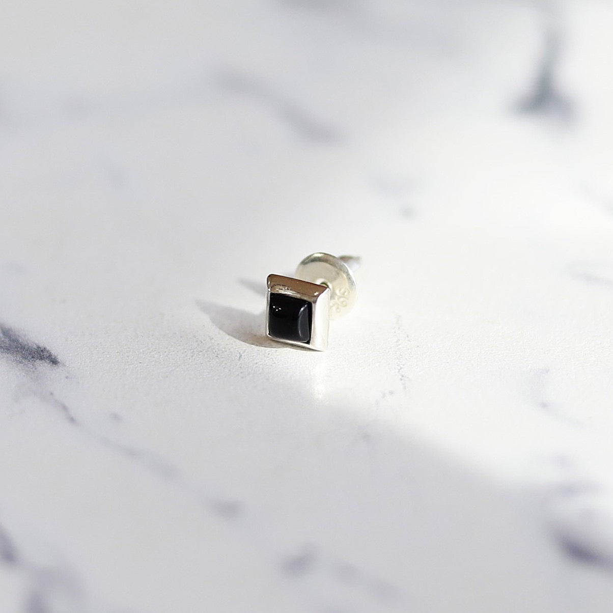 【日常に馴染むオニキスピアス】F.H. シルバーピアス（スクエアオニキス）：#E069ONX