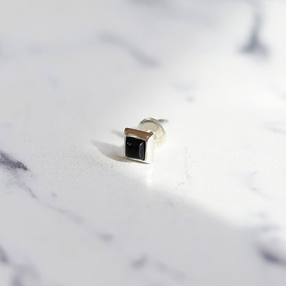 【日常に馴染むオニキスピアス】F.H. シルバーピアス（スクエアオニキス）：#E069ONX