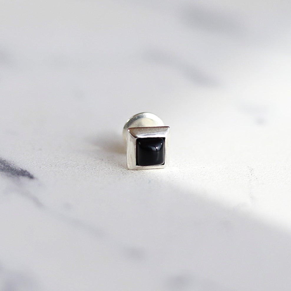 【日常に馴染むオニキスピアス】F.H. シルバーピアス（スクエアオニキス）：#E069ONX