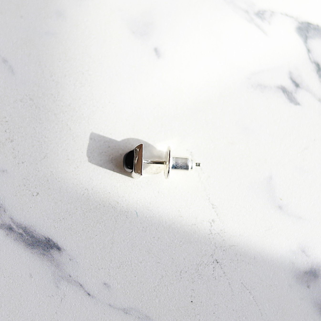 【日常に馴染むオニキスピアス】F.H. シルバーピアス（スクエアオニキス）：#E069ONX