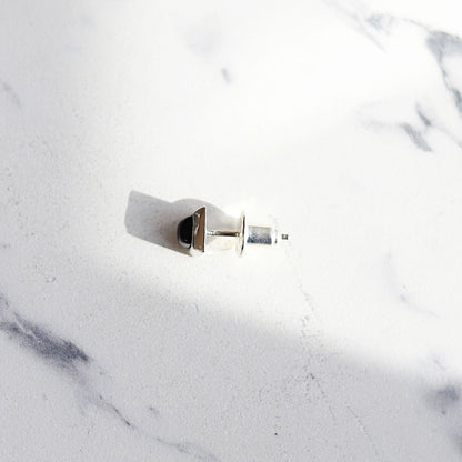 【日常に馴染むオニキスピアス】F.H. シルバーピアス（スクエアオニキス）：#E069ONX