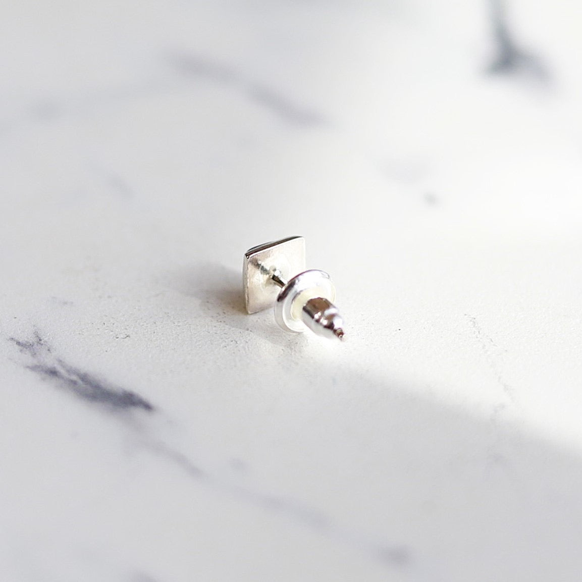 【日常に馴染むオニキスピアス】F.H. シルバーピアス（スクエアオニキス）：#E069ONX