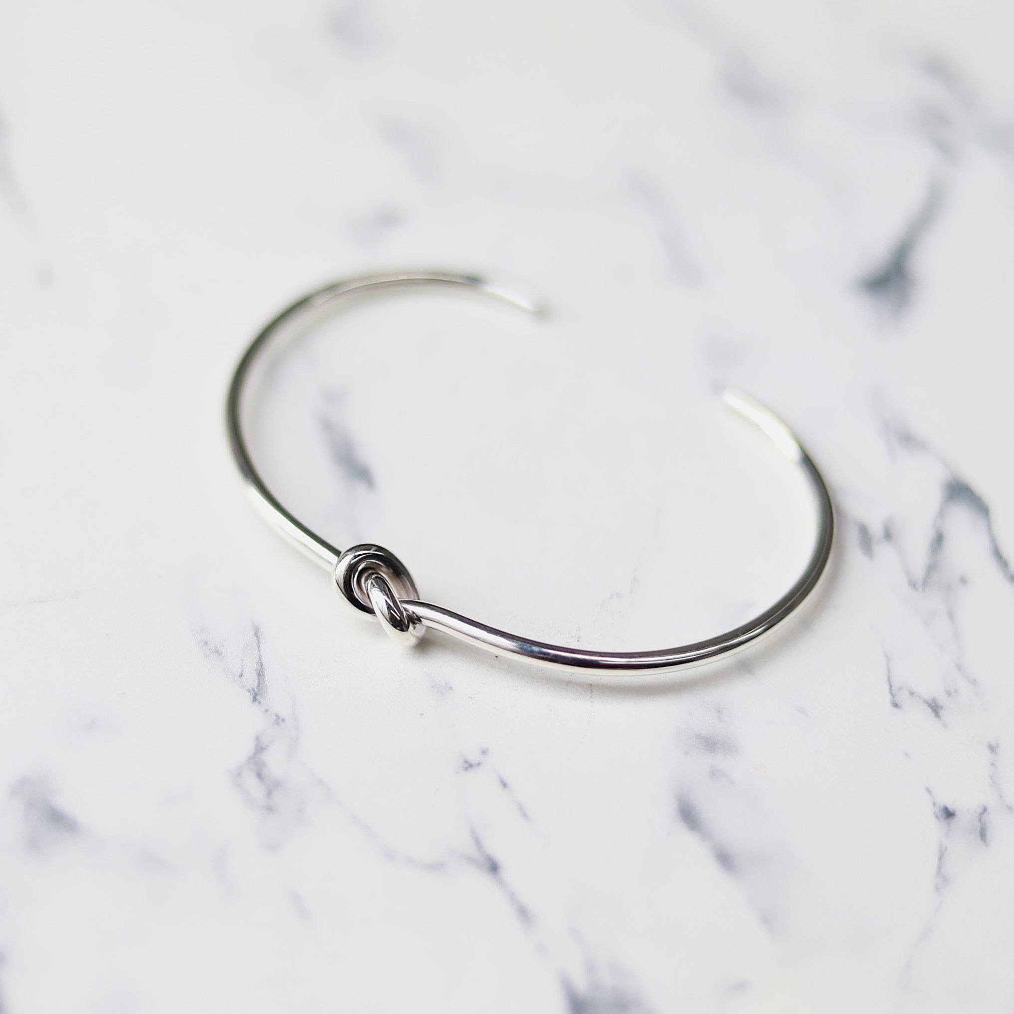 【♡】シルバー バングル 繊細なバングルで上品に】F.H. シルバーバングル（プレッツェル