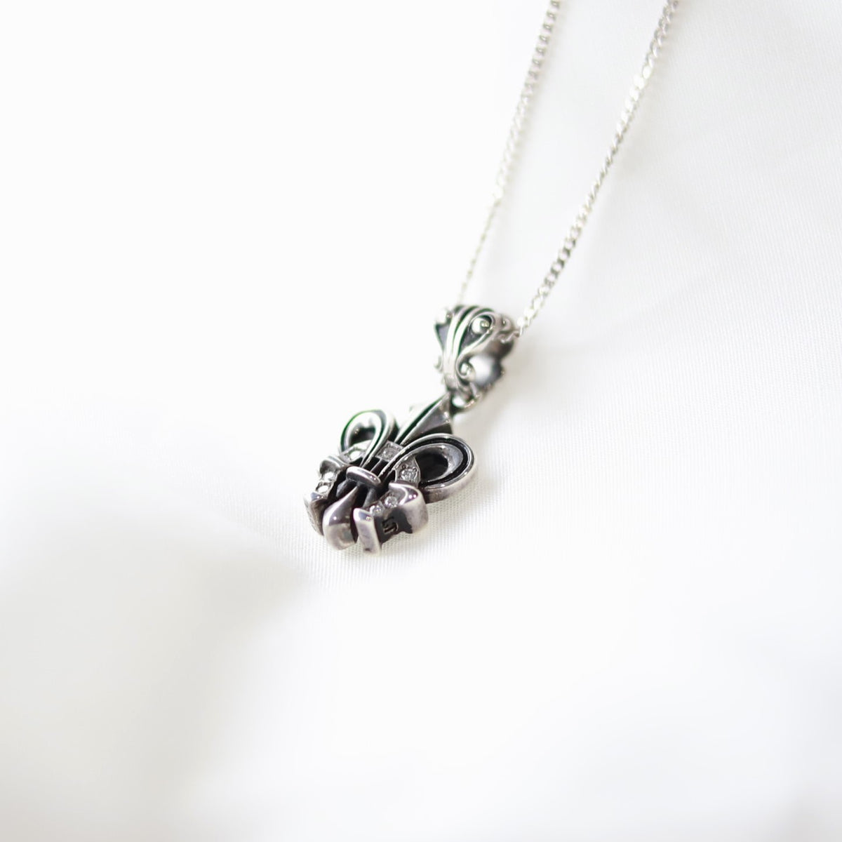 【オーダー商品：納期約3ヶ月】 【正規取扱店】Leathers and Treasures：Fleur-de-lis horseshoe charm w/diamond 7P (horseshoe / one side )
