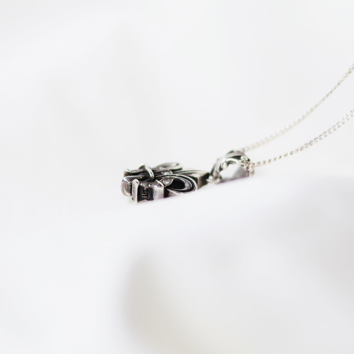 【オーダー商品：納期約3ヶ月】 【正規取扱店】Leathers and Treasures：Fleur-de-lis horseshoe charm w/diamond 7P (horseshoe / one side )
