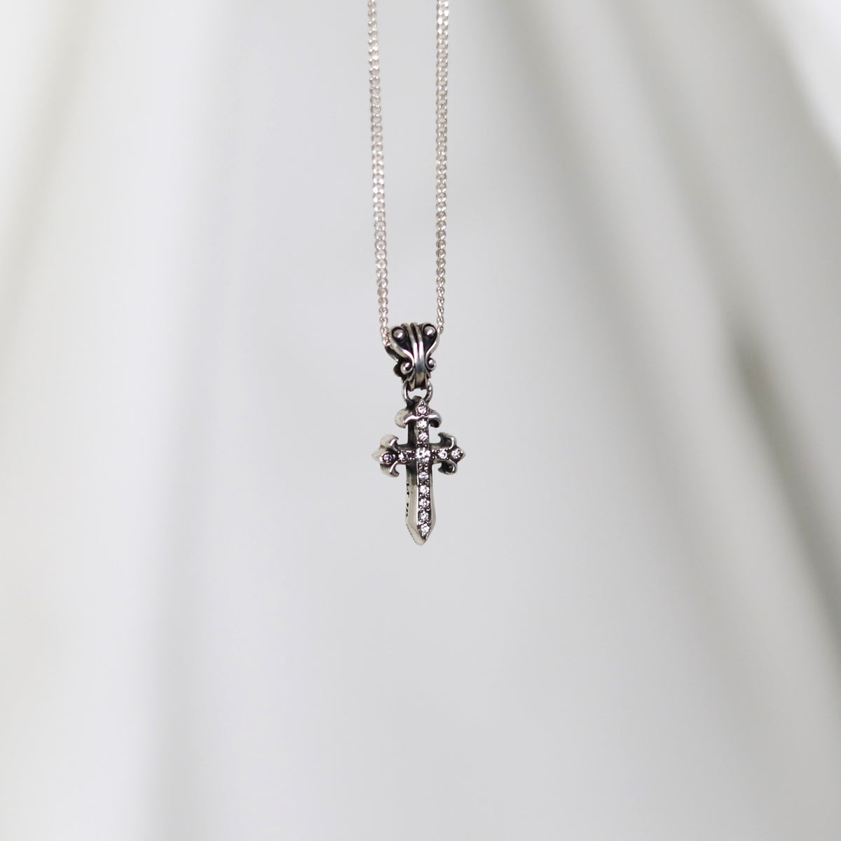 【オーダー商品：納期約3ヶ月】 【正規取扱店】Leathers and Treasures：Pollicino cross charm w/diamond pave