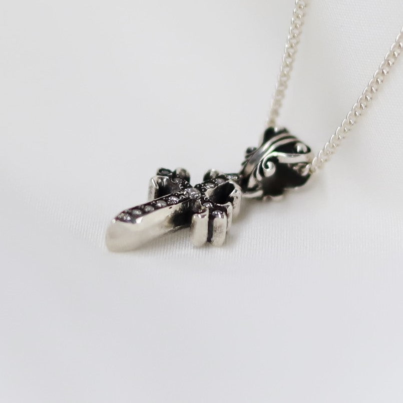 【オーダー商品：納期約3ヶ月】 【正規取扱店】Leathers and Treasures：Pollicino cross charm w/diamond pave
