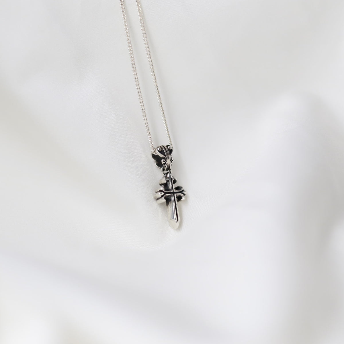 【オーダー商品：納期約3ヶ月】 【正規取扱店】Leathers and Treasures：Pollicino cross charm w/diamond pave