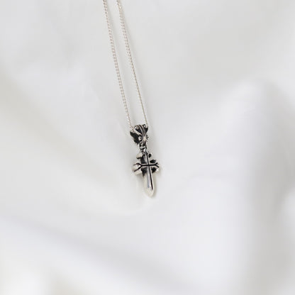 【オーダー商品：納期約3ヶ月】 【正規取扱店】Leathers and Treasures：Pollicino cross charm w/diamond pave