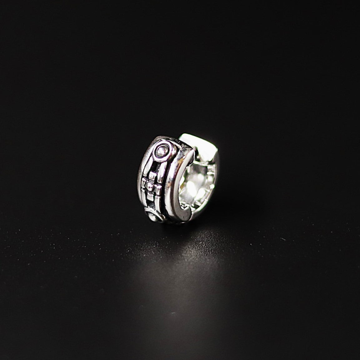 【正規取扱店】Leathers and Treasures：Cross&Ball Earring