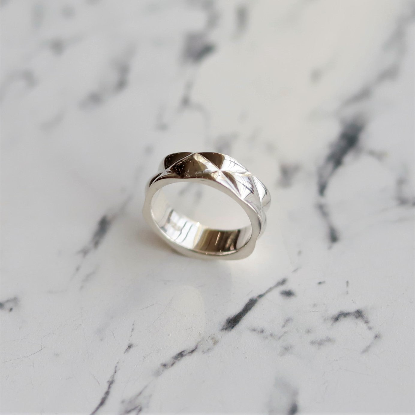 【指先に上質な美しさを】F.H. シルバーリング（キルティングパターン）：#R023