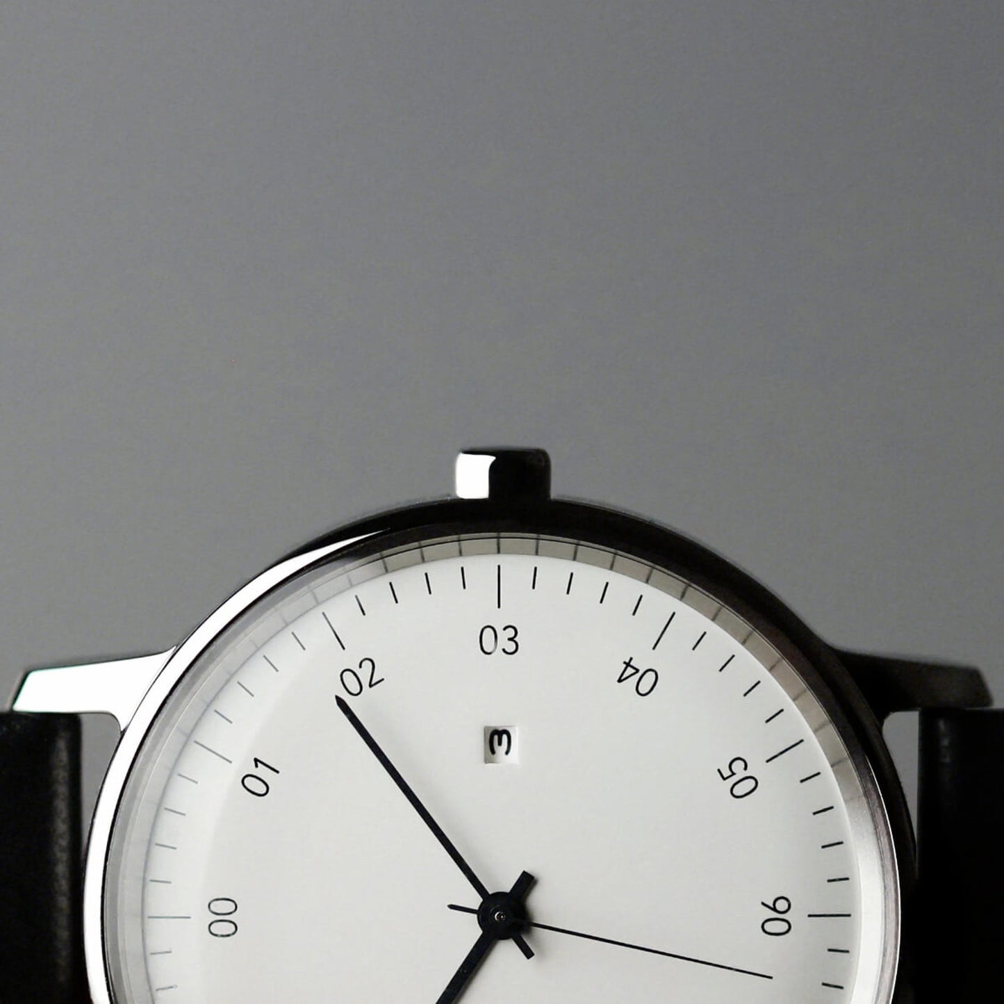 【一目惚れで自身も購入、Made in Japanの腕時計】【正規取扱店】sazare : SK01 / SS SILVER MIRROR FINISH / WHITE DIAL / BLACK SHEEPSKIN LETHER