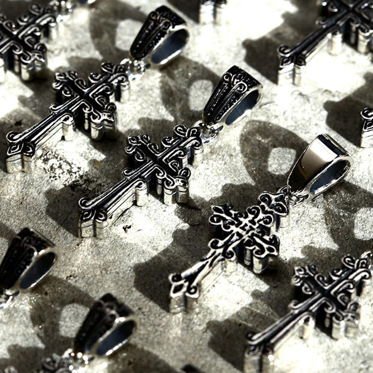 【オーダー商品：納期約3ヶ月】 【正規取扱店】Leathers and Treasures：Narrow celtic cross Pendant