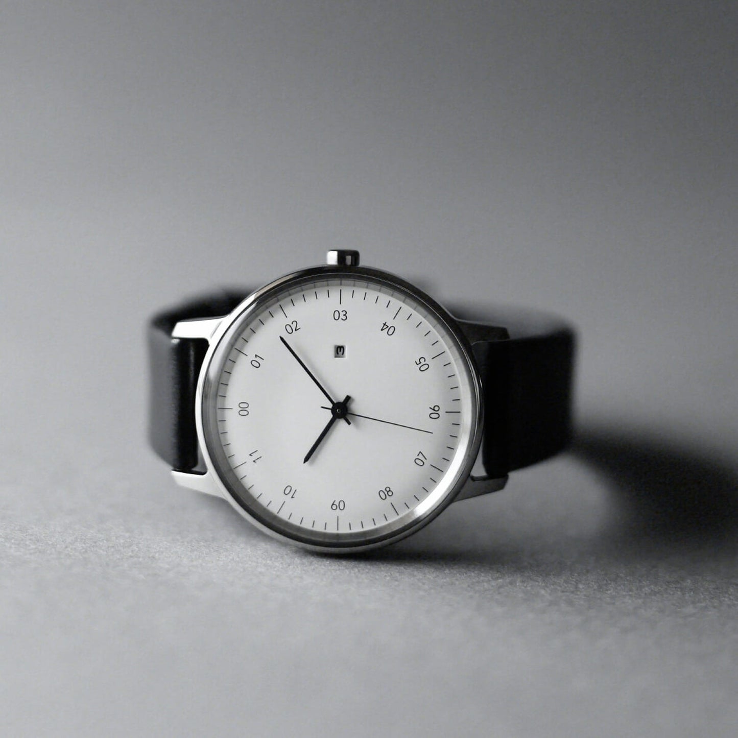 【一目惚れで自身も購入、Made in Japanの腕時計】【正規取扱店】sazare : SK01 / SS SILVER MIRROR FINISH / WHITE DIAL / BLACK SHEEPSKIN LETHER
