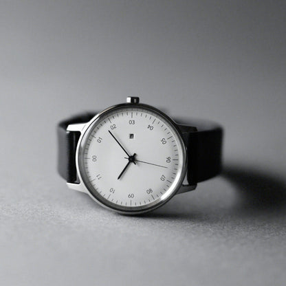 【一目惚れで自身も購入、Made in Japanの腕時計】【正規取扱店】sazare : SK01 / SS SILVER MIRROR FINISH / WHITE DIAL / BLACK SHEEPSKIN LETHER